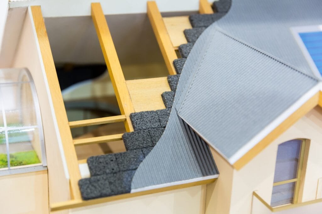 Modelo de casa, conceito de isolamento térmico do telhado