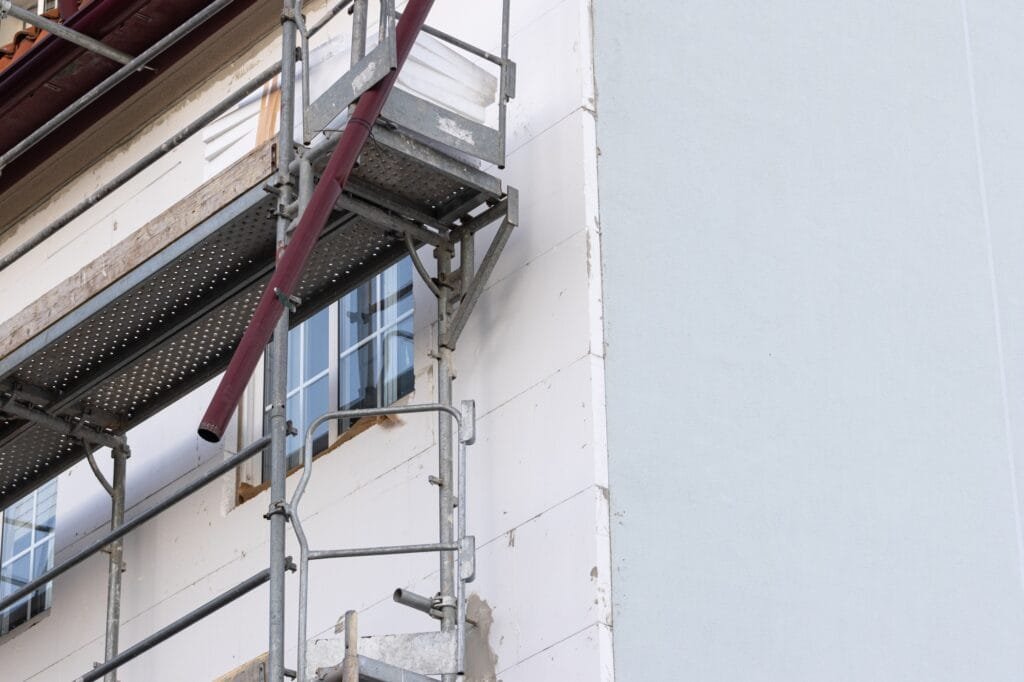 Renovação da fachada de um edifício antigo com revestimento de isolamento térmico exterior