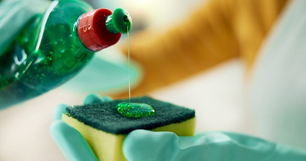 Éponge, nettoyeur et gros plan avec savon, service et détergent pour les tâches quotidiennes, gants et sécurité. P