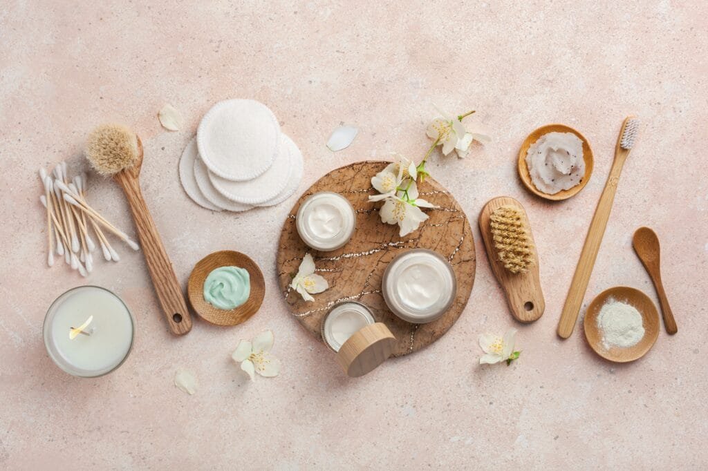 hudvårdsprodukter och jasminblommor. noll avfall miljövänlig naturkosmetika för hemmaspa