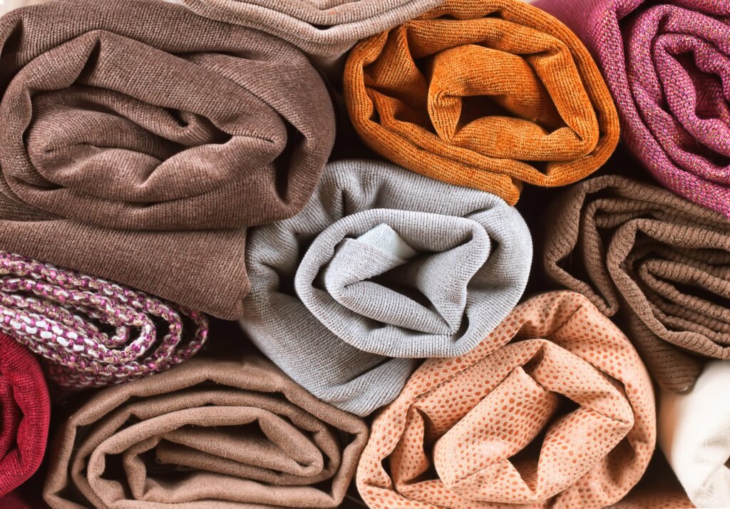 Pile de textiles colorés pliés. Rouleau de tissu