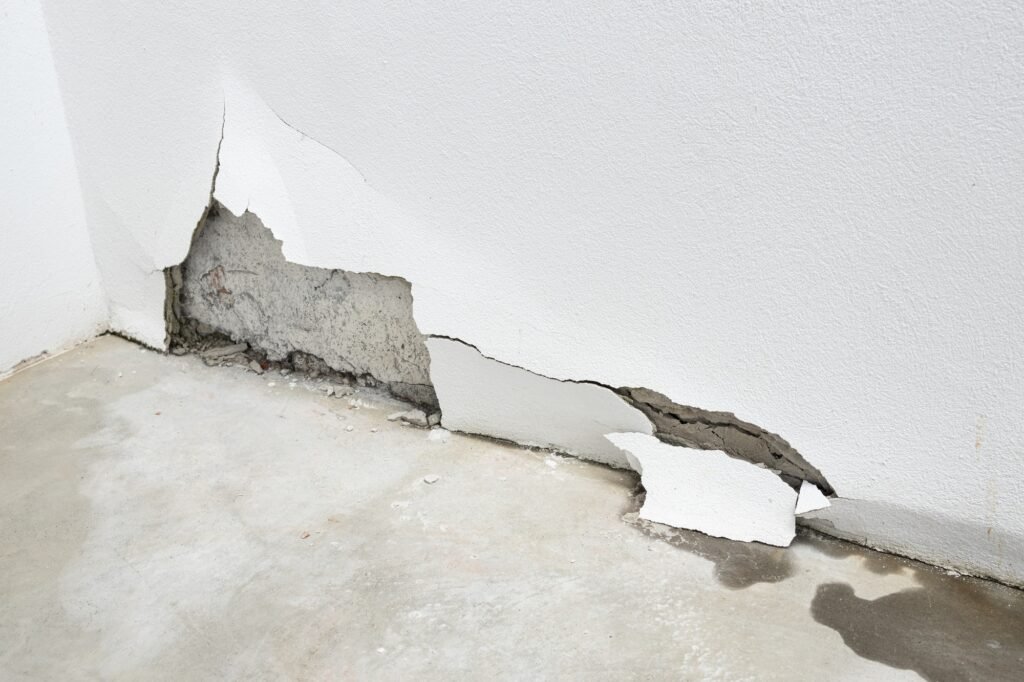 Pared dañada por filtraciones de agua