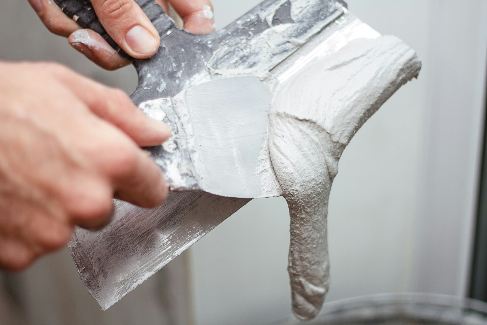 Joint filler application on wall seam